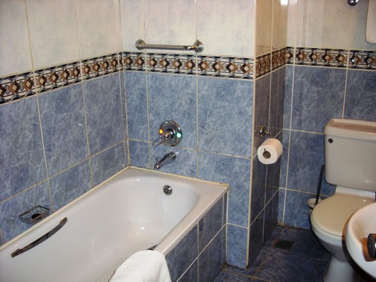 /web/uploads/116/Welcome Centre Hotels/room-photos/Deluxe room   (Double Occupancy: 95050)/Deluxe-Room-Bathroom-2.jpg